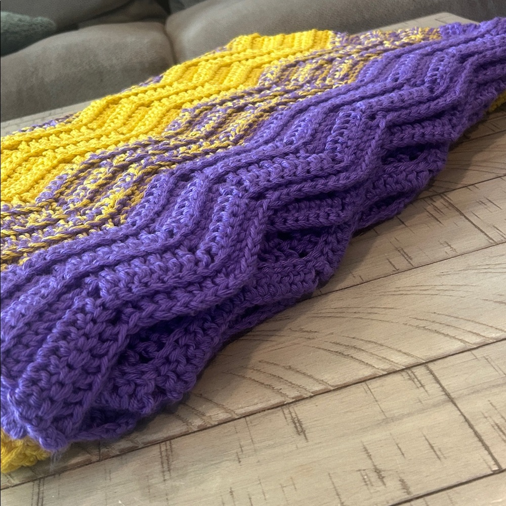 New Hand Knit Blanket Large Cozy Throw Handmade  45X60 New Condition - Picture 6 of 8